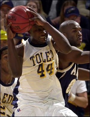 Toledo s Ricardo Thomas (44) rips a rebound away from Akron s Derrick Tarver. Thomas had 9 points.