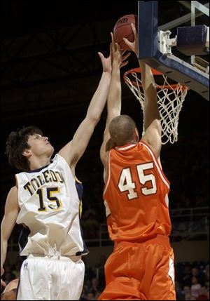 Toledo's Allen Pinson can't keep Bowling Green's Kevin Netter from dunking.