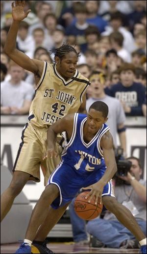 St. John's B.J. Raymond applies some pressure on Hamilton's Latez Williams in the D-I title game last night.