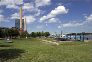City officials say using an outside firm to design the amphitheater will not delay the start of construction.