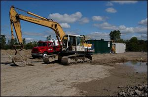 Equipment is being moved into place at the old Fulton County Landfill to install leachate-control devices next week. Lisa Dutton 09/09/2004 NBR leach10p 1 .jpg