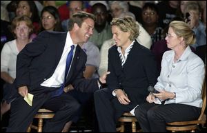 Kristen Breitweiser, center, and retired Lt. Gen. Claudia Kennedy, who campaigned with Sen. John Edwards on Iowa on Thursday, stumped in Toledo yesterday for the Democratic ticket.