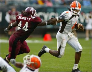 Bowling Green quarterback Omar Jacobs pushes Temple linebacker Troy Bennett away during a first-half run. Jacobs completed 21 of 26 passes for 367 yards and four touchdowns.