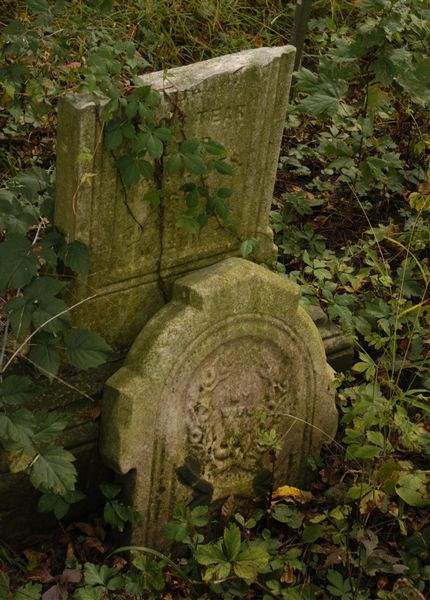 Homeowners-bar-caretakers-from-cemetery