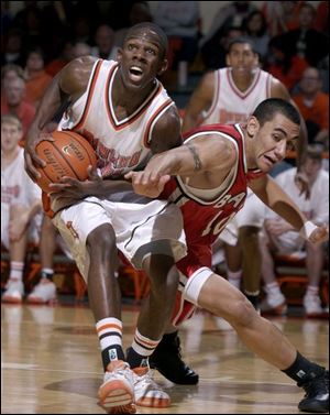 Bowling Green's Steven Wright is fouled by Bradley's J.J. Tauai. Wright scored 16 points, nine of them in a decisive second-half run.