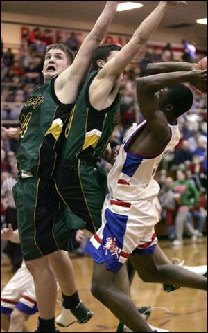Clay s Brett McDougle, left, and a teammate make sure St. Francis  Darryl Roberts can t get a
clear look at the basket. Roberts had 26 points despite the Clay defense concentrating on him.