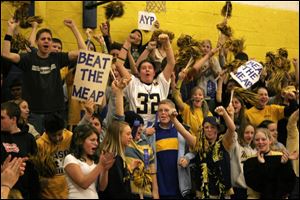 Cty rally21p .jpg Students - mostly 8th grade at  Mason MIddle school get all fired up for the MEAP test.  blade photo by herral long  1/21/2004
