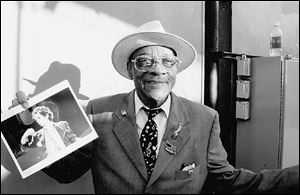 Hubert Sumlin holds a photo of Keith Richards, who is a featured artist on Sumlin s new CD.

