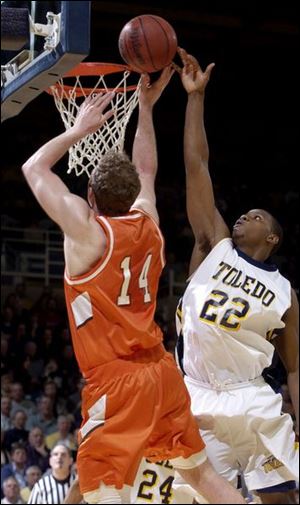 The Rockets' Keonta Howell blocks the shot of Bowling Green's John Reimold. Reimold scored 11 points, Howell 8.