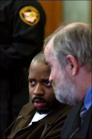 Shawn Williams, left, confers with his attorney during a hearing yesterday in Lucas County Common Pleas Court.