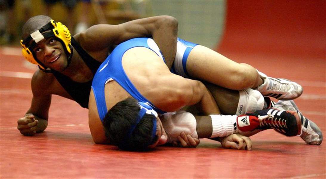 Sectional-wrestling-Title-fits-the-Jackets-2