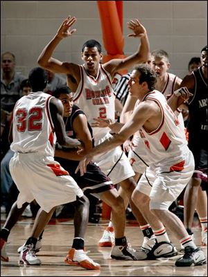 Bowling Green's Steven Wright (32), Josh Almanson (2) and John Reimold surround an Arkansas-Little Rock shooter.