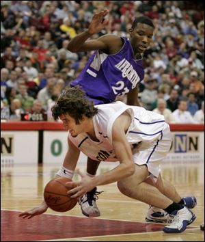 Continental s Nick Wilson falls as he tries to get past Travante Leftenant of Columbus Africentric
in last night s Division IV state boys basketball semifi nal. The Pirates fi nish at 22-4.
