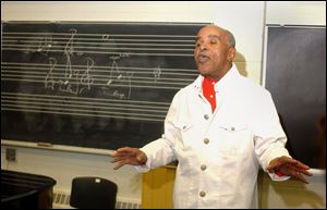 Toledo jazz master Jon Hendricks led a rehearsal of the University of Toledo s Vocalstra last fall.
