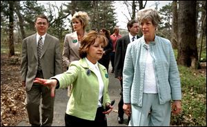 CTY taft20p 02 - Hope Taft, the first lady of Ohio, far right, gets a tour of the Toledo Botanical Gardens from Janice Lower, a board member of the TBG, as Toledo City Councilman Rob Ludeman and Jamet Schroeder, the Executive Director of the Botanical gardens follow along. 04/20/05. The Blade/Allan Detrich