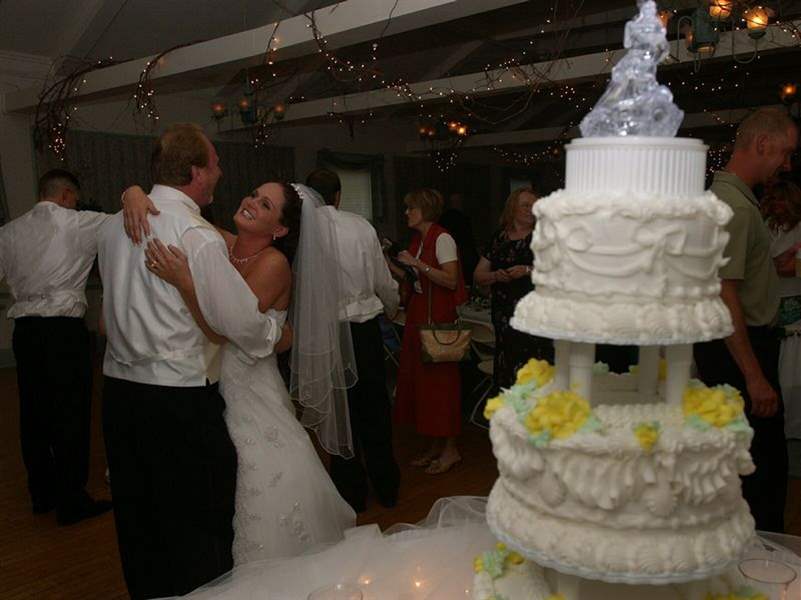 The-making-of-a-wedding-cake-2