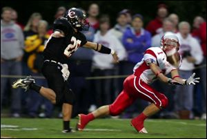 Patrick Henry s Brian Yarnell
catches a long pass in front of Liberty Center defender Paul
Smith. Yarnell caught seven
passes for 191 yards and one
touchdown.
