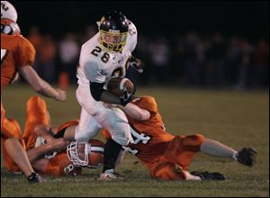 Northview s Casey Meridieth tries to escape the grasp of Southview s Brian Kramer, lower left, and Alex Talsma in the fi rst quarter. Meridieth had 120 yards and two TDs on 23 carries.
