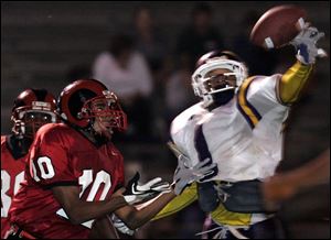 Waite s Troy Murphy bats down a pass intended for Rogers receiver Myshan Veasley-Pettis during the third quarter at Rogers last night. Veasley-Pettis did score on a 40-yard catch-and-run.
