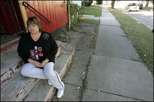 Police Offi cer Vicki Schramm refl ects on the riot while sitting at the intersection of Bronson Avenue
and Mulberry Street, where she was hit by a concrete chunk that crashed into her cruiser.
