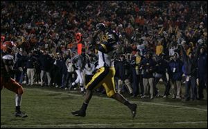 Toledo s Chris Hopkins catches the game-winning touchdown from Bruce Gradkowski in the second overtime period. It was the tight end s second TD of the night.
