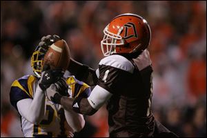 Toledo s Nigel Morris tries   unsuccessfully   to break up a
pass to Bowling Green s Charles
Sharon in the third quarter. The completion was good for a first
down.
