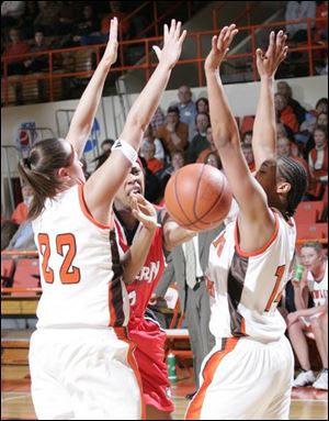 BGSU's Ali Mann, left, and Carin Horne stand tall to defend Jamie Wilson of Northern Illinois.