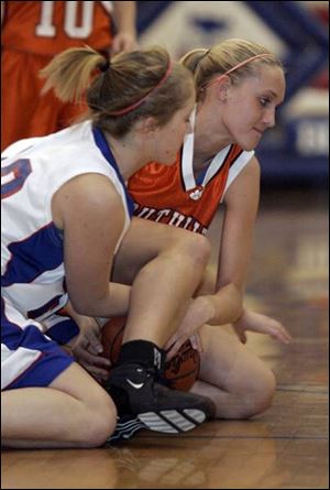 Springfield s Kelcee Gwozdz, left, and Southview s Liz Tansey get tangled on the floor while fighting
for the basketball. 