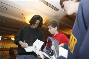 Cartoonist and author Jeff Smith signed autographs for Matt Kautz, 12, before speaking at the Stranahan Theater. Smith was the
featured guest for the Authors!
Authors! series sponsored by
The Blade and the Toledo-Lucas
County Public Library. 