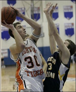 North Baltimore s Luke Wymer tries to get a shot off despite the
tight defense played by Toledo Christian s Tyler Boris.
