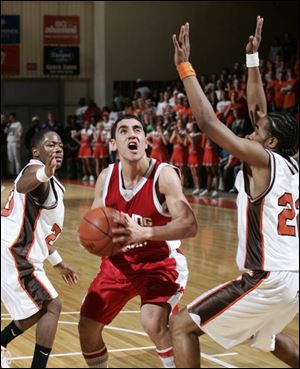 Bowling Green's Moe Al-Jiboury looks for a shot against Manfield defenders Javario Byrd, left, and Jarmel Sutton.
