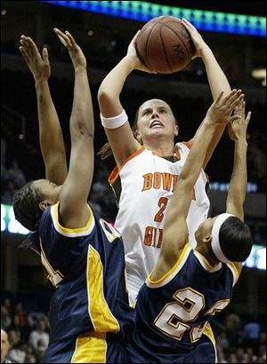 Bowling Green's Ali Mann shoots against Kent's La'Kia Stewart, left, and Malika Willoughby. Mann had 14 points and 7 rebounds. 