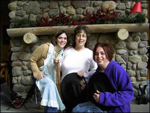Jana Horton, Sherry Shipley, and Loni Smith play young singers
hoping to make it big in Nashville in the Williams County
Community Theater s The Honky Tonk Angels.