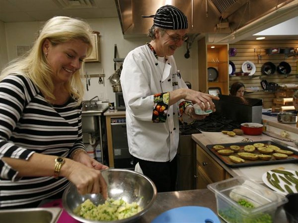Moms' night out: Mothers' group schedules private cooking class | The Blade