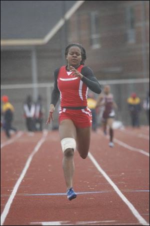 Bowsher s Meshawn Graham wins the 400-meter title, but
she later pulled a hamstring during the 200-meter fi nal.
