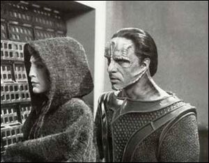 The Cardassian Damar (Casey Biggs), right, and Kira Nerys (Nana Visitor), a
Bajoran offi cer, were allies on Star Trek: Deep Space Nine.
