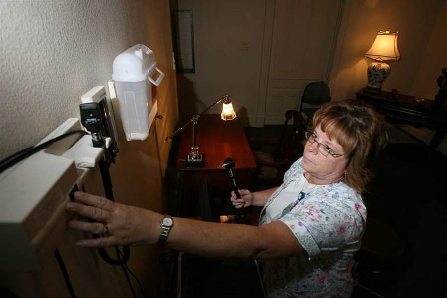 Center-opens-for-North-Toledo-women-2