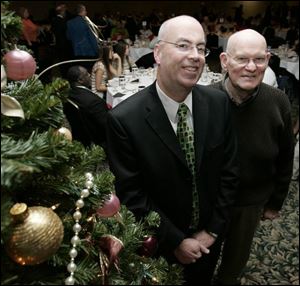 Bill Sanford, president of the Old Newsboys, with past president Bob Standriff at the awards and scholarship dinner.
