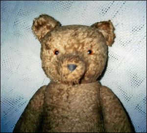 A clue to the teddy bear s age
is in the eyes. Amber and glass
eyes were not widely used until
after around 1914.