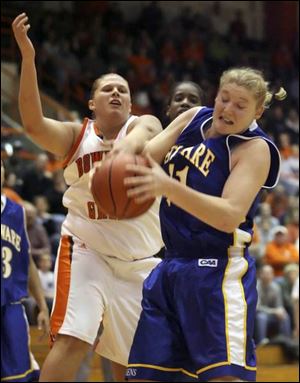 Bowling Green s Liz Honegger battles Delaware s Chrissy Fisher for a rebound.