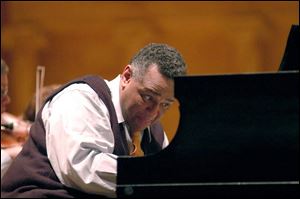 Andre Watts in a 2004 rehearsal with the Toledo Symphony.