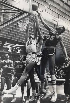 In the first City League championship game in 1968, Libbey s Lerman Battle, right, tries to rebound against Ken Raszka
(52) of Central Catholic. Raszka scored 14 points to lead the Irish to a 43-40 win at the University of Toledo Field House.
