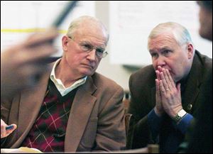 Mayor Carty Finkbeiner consults with his chief of staff, Robert
Reinbolt, at the meeting in Augsburg Lutheran Church.

