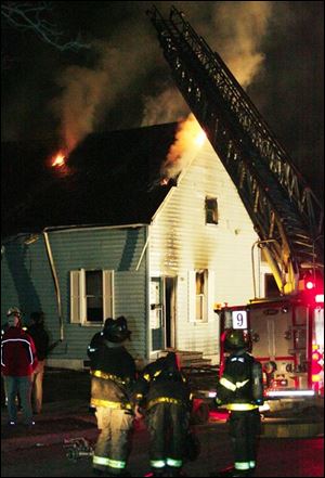 Slug:  CTY Fire19p   Date:  03/18/2007   Location:  Toledo, Ohio  Caption: THE BLADE/ERIC SUMBERG   Toledo Firefighters use Ladder Truck 9 from the South Street station to douse the home at 1545 Hamilton Street after being called to the residence around 8:15 pm.  Battalion Chief Phil Cervantes called the fire 