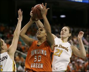 BGSU s Amber Flynn (50) has her shot blocked by Arizona State s Kayli Murphy (21) as Aubree Johnson helps to defend.