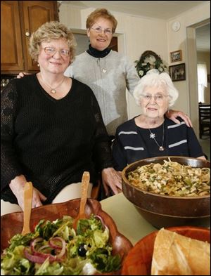 Dortha Schaefer, right, with two
of her seven children, Mary K. Hess, left, and Garnett Beagle in
their mother s kitchen in Payne, Ohio.