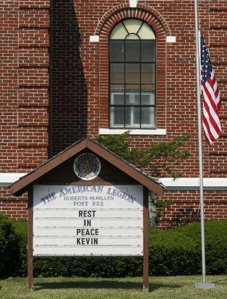Close-knit-town-stays-that-way-in-pilot-s-death-5