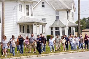 Large groups hope to use their numbers to located the missing mother.