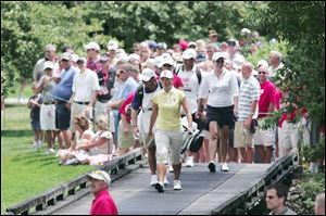 Se Ri Pak knows how to draw a crowd at Highland Meadows. The four-time Farr champ leads everyone after the first round.
