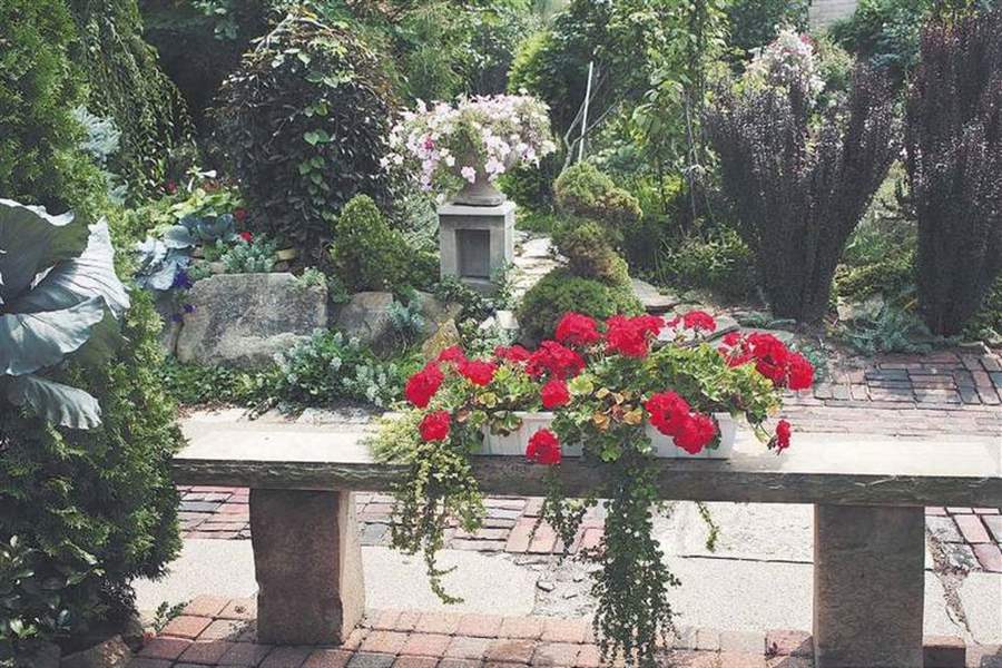 Toledo-Magazine-local-gardeners-claim-Toledo-Botanical-Garden-prizes-3